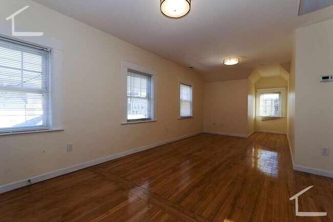 Foto del edificio - Nicely renovated 3 bed 3.5 bath in Brighton Center!!!