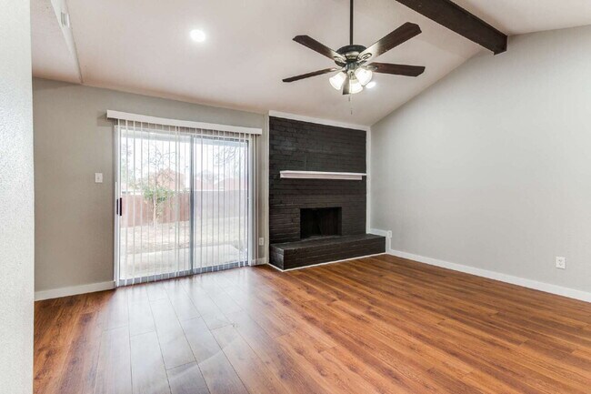Foto del edificio - Light-Filled 3BR Brick Home featuring Granite Kitchen & Dual Living Spaces