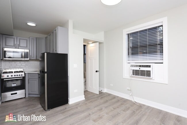 Building Photo - 515 W Belmont Ave