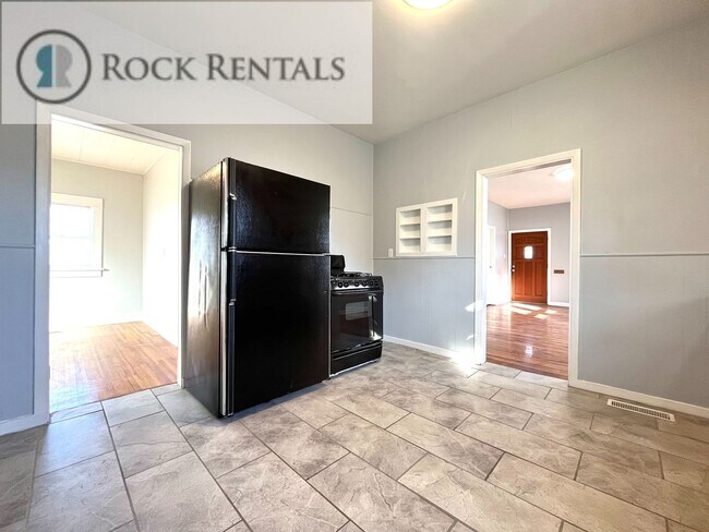 Foto del edificio - 3 Bed 1 Bath with Car Port