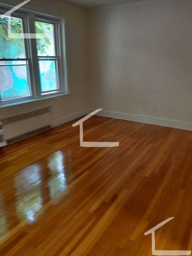 Building Photo - Nicely renovated 2 bed 2 bath unit near the C Line in Brookline!