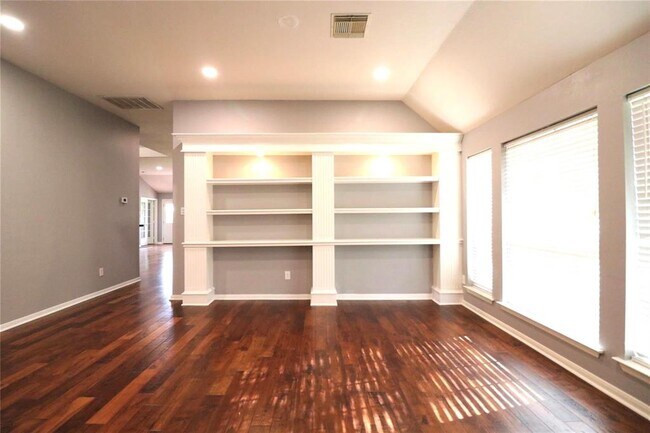 Building Photo - 1423 Greenway Village Dr