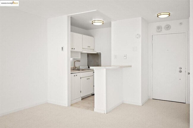Building Photo - Sunny Studio in Resort Setting centrallly ...