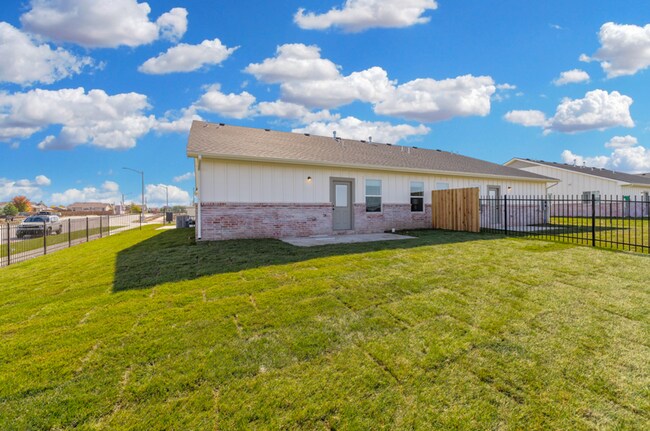 Foto del edificio - BRAND NEW 3 Bedroom/2 Bath Duplex in Godda...