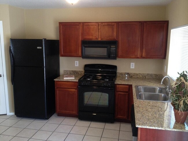 Building Photo - Eastside 3 Bedroom