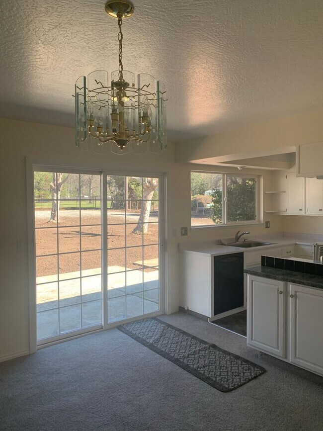 Foto del edificio - Gorgeous Bellview Oaks Home!!