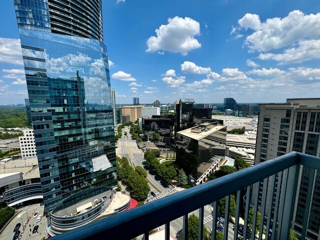 Foto del edificio - REALM Condominium in Buckhead | Largest 1 Bedroom Move-in Ready 23rd Floor