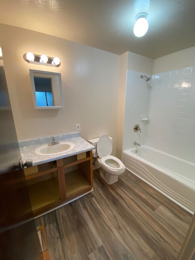 Foto del edificio - For Rent - [Pacific Palisades] 2345B Anini...