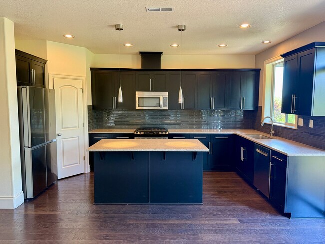 Building Photo - Custom Built Home-Bethany Village Delight