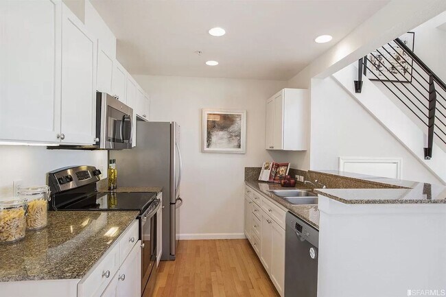 Building Photo - Top Floor Condo Available Now!!