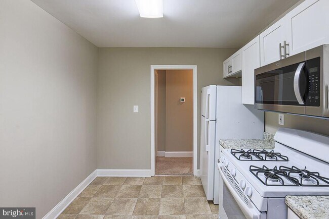 Building Photo - 3804 N Rogers Ave