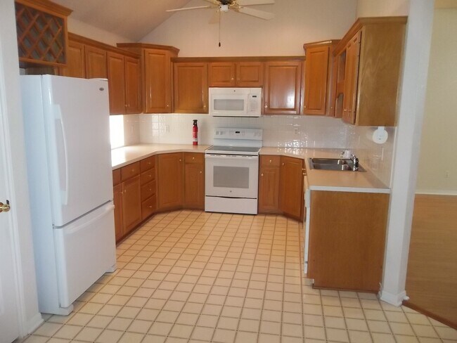 Foto del edificio - 4 BEDROOM, CONVENIENT LOCATION
