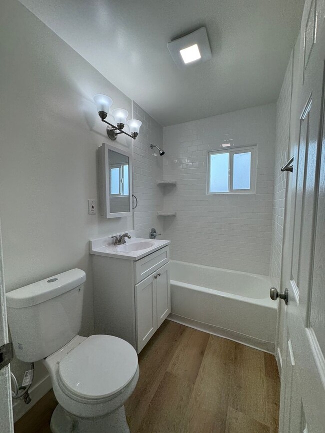 Foto del edificio - Charming 1-Bedroom Home in Desirable Torra...