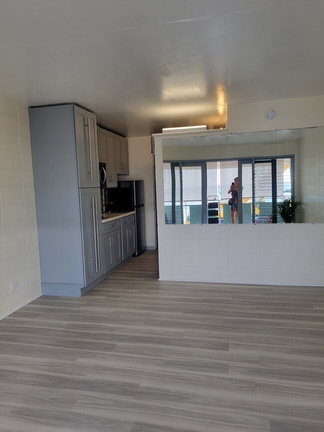 Sala de estar mirando hacia la cocina. - 85-933 Bayview St