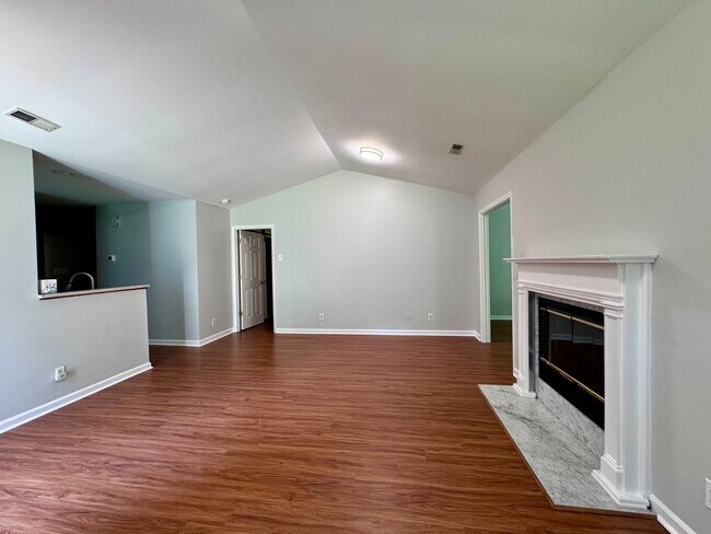 Building Photo - Desirable End Unit Townhome in Five Oaks!
