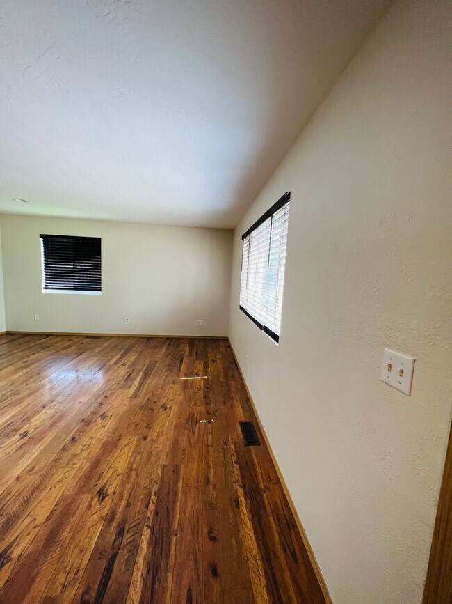 Foto del edificio - Centrally Located Duplex