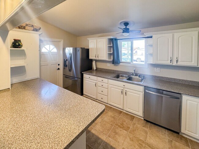 Building Photo - Spacious 3 Bedroom, 2 Bath Home with Large...
