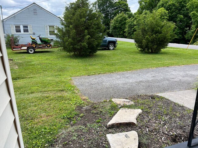 Building Photo - 3 bed 2 full bath -one level house in Jone...