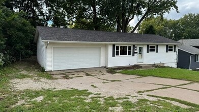 Building Photo - 1331 Spruce Hills Dr