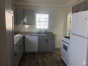 Building Photo - 409 W Broadway Ave