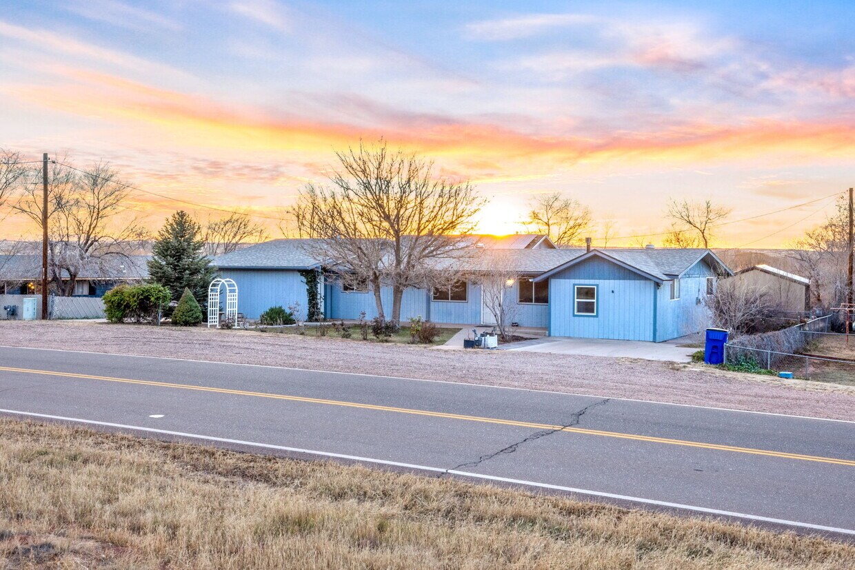 Primary Photo - 118-700 700 St E