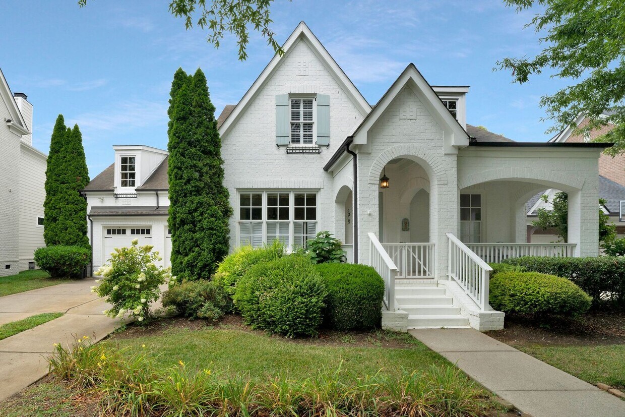 Primary Photo - Stunning 4BE/3.5BA home in the very desira...