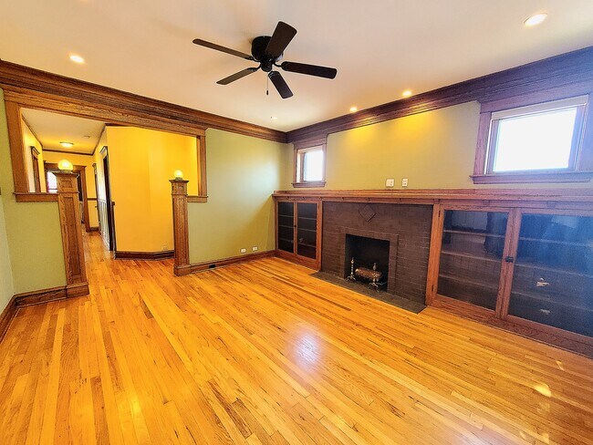 Building Photo - 4744 N Artesian Ave