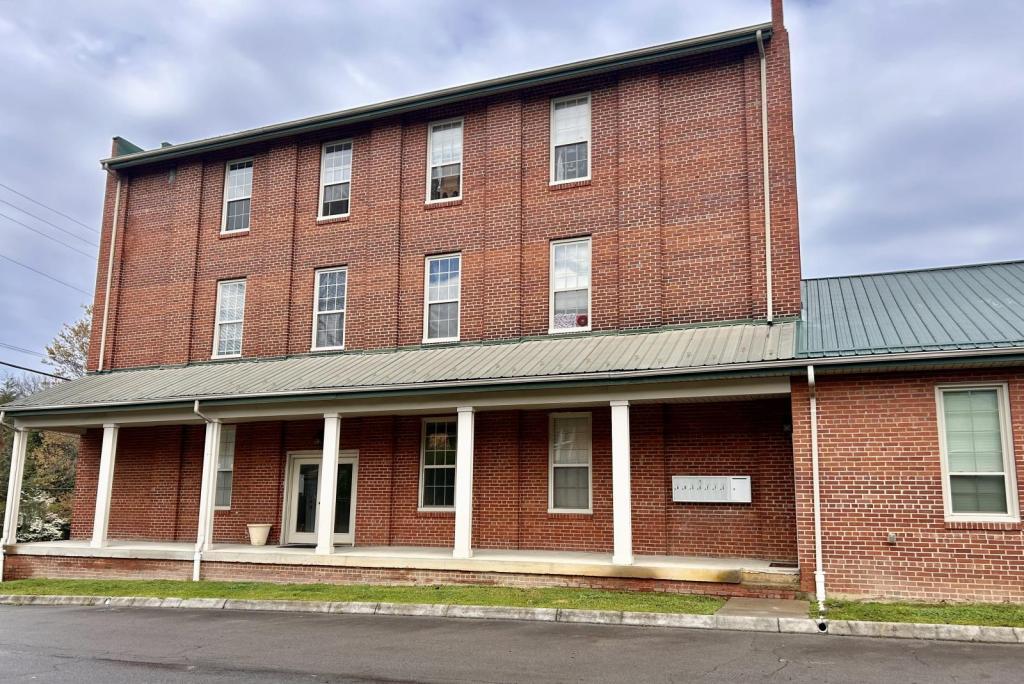 Primary Photo - 111 W McKinney Ave #D