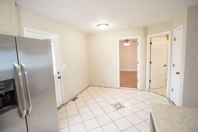 Building Photo - 1327 Valley Creek Ln
