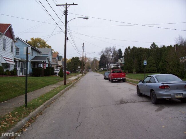 Building Photo - 2 br, 1 bath Townhome - 640 John Street