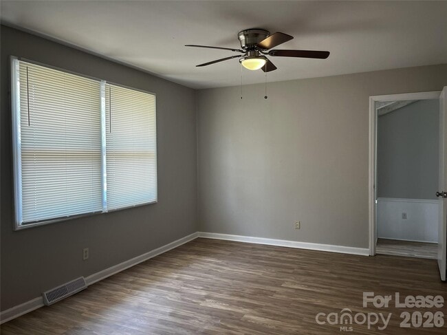 Building Photo - 2213 Shamrock Dr