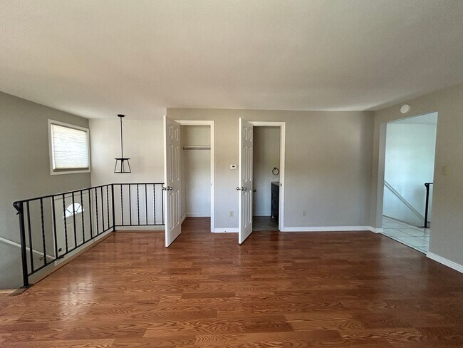 Foto del edificio - Spacious 2Br/1.5Ba End-Unit Townhome with Carport & Extra Storage