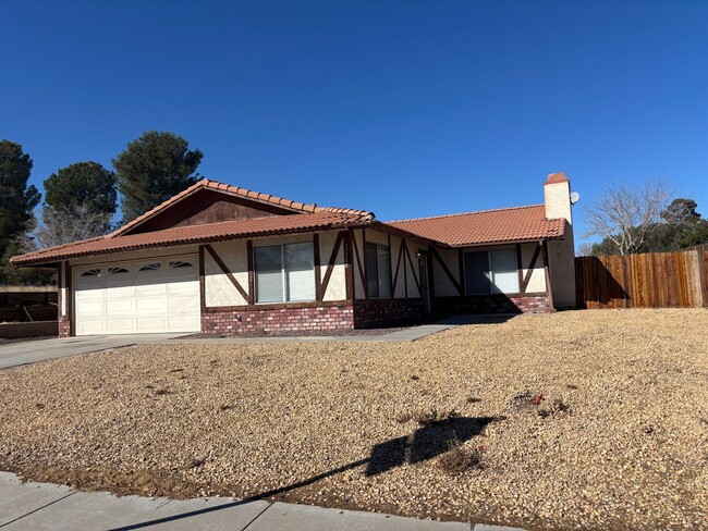 Building Photo - Spacious Home