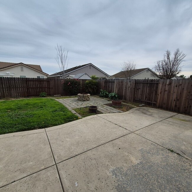 Building Photo - New Flooring throughout; Nice Elk Grove 3 bedroom home! Single story
