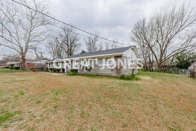 Building Photo - 1106 Buckingham Dr