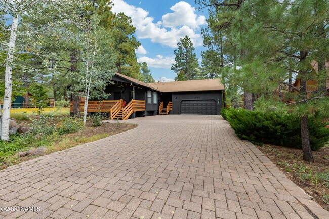 Building Photo - 865 Caribou Rd