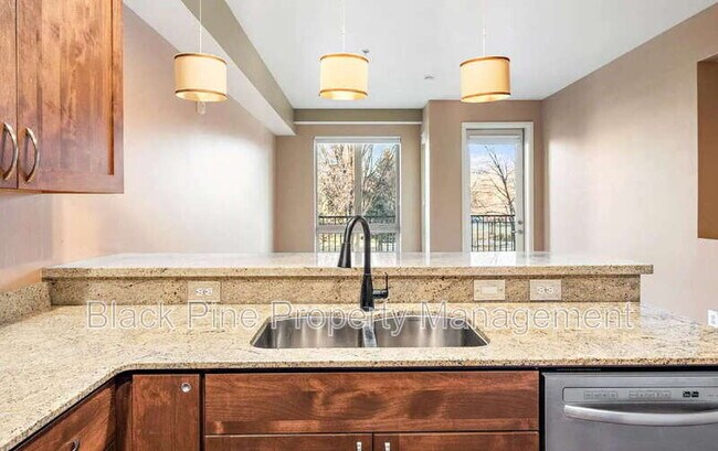 Foto del edificio - 323 W Jefferson St