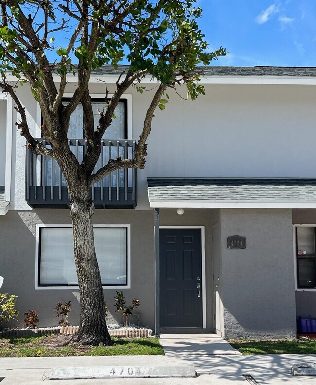 Foto del edificio - 4704 Pier Dr