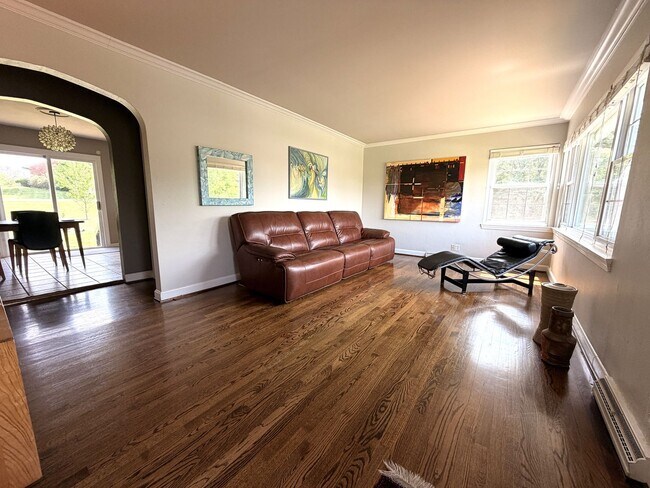 Foto del edificio - Hilltop Charm in Floyds Knobs – Spacious All-Brick Beauty with Room to Grow!