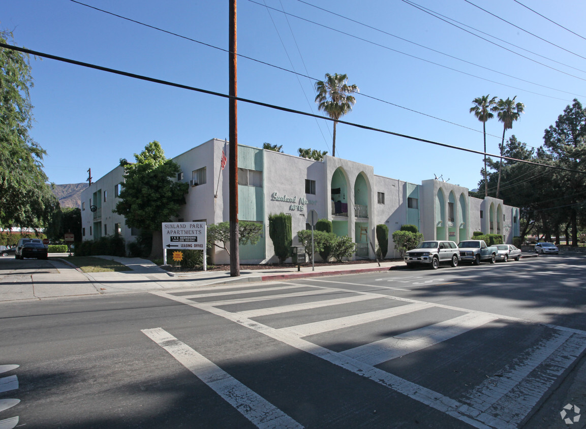 Primary Photo - Fenwick Apartments