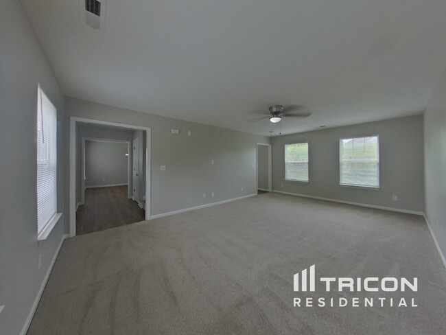 Foto del edificio - 6937 Wandering Creek Dr