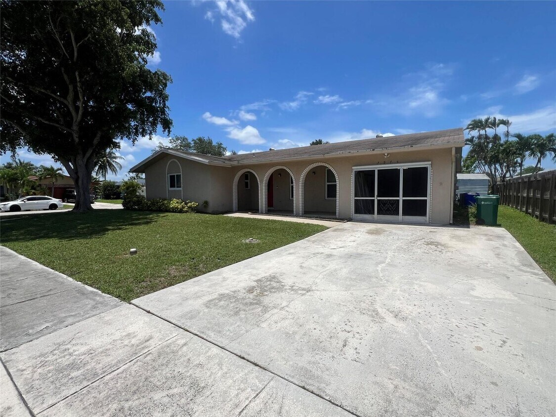 Foto principal - 7975 NW 8th St