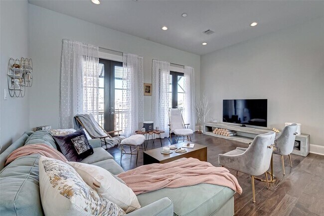 Foto del edificio - 1256 N Post Oak Rd