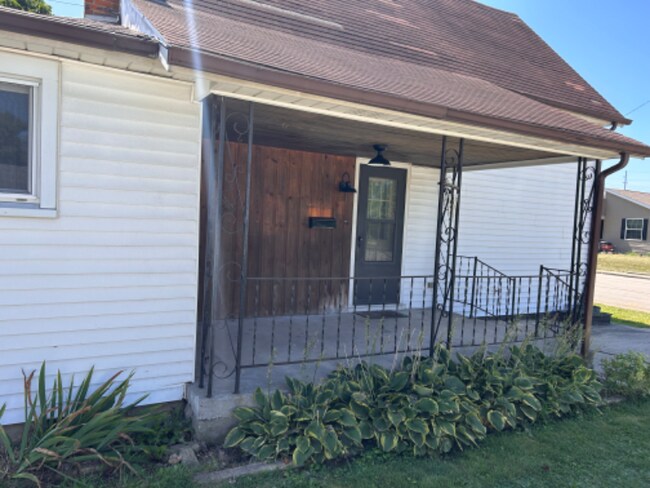 Building Photo - 115 3rd St