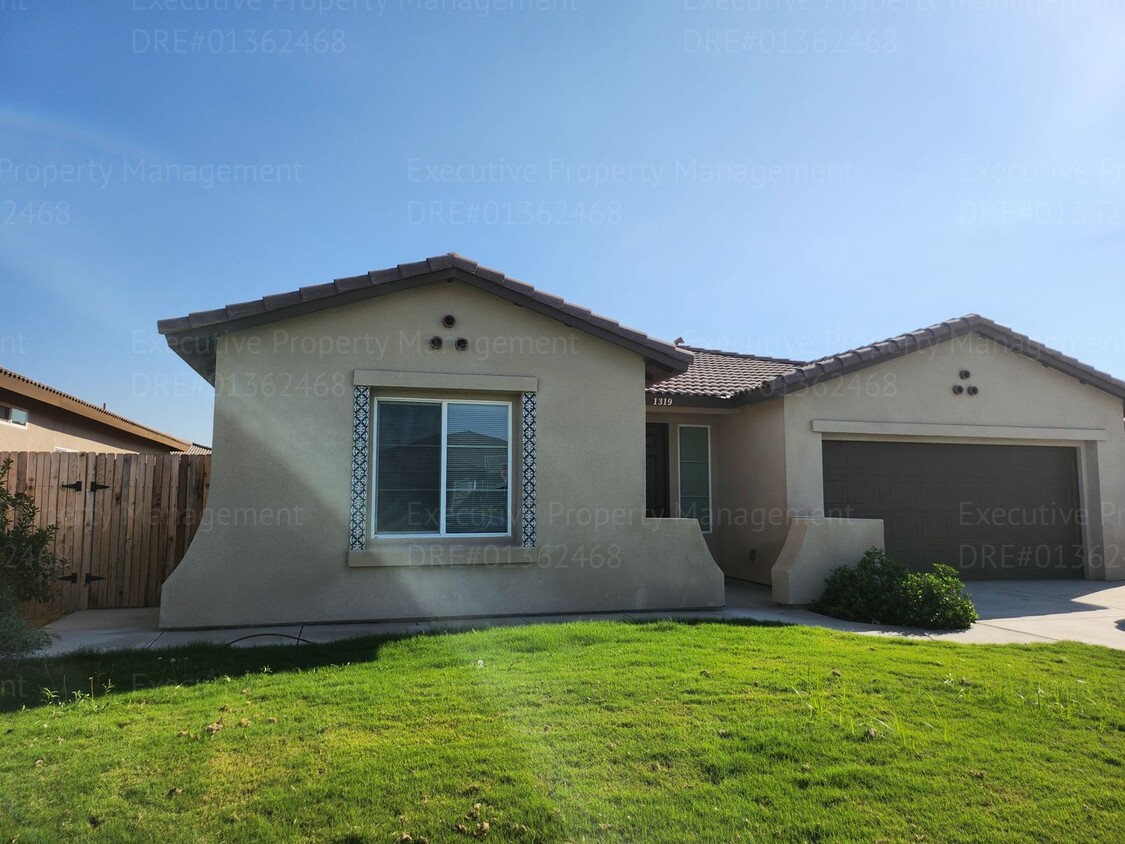 Primary Photo - Modern 3 bedroom and 2 bathroom home with ...