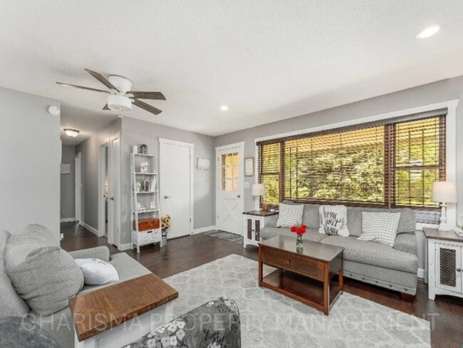Building Photo - RARE FIND – 5 BED / 3.5 BATH RANCH HOME ON...