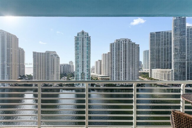 Foto del edificio - 325 S Biscayne Blvd