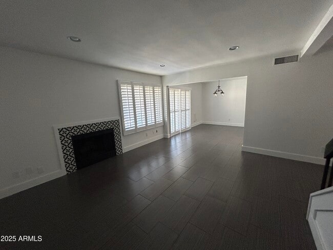 Building Photo - 320 E Larkspur Ln