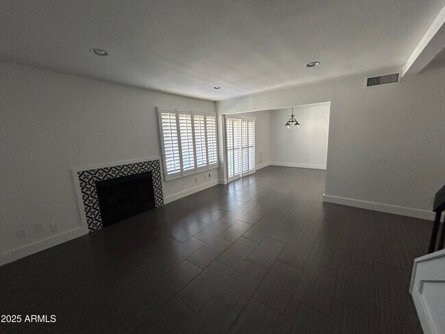 Foto del edificio - 320 E Larkspur Ln