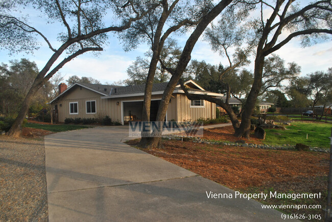 Building Photo - 7457 Shadow Oaks Ln